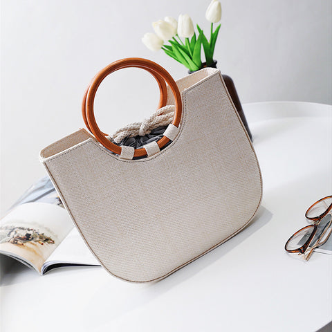 Knitted Handbag with wooden O-handle in beige
